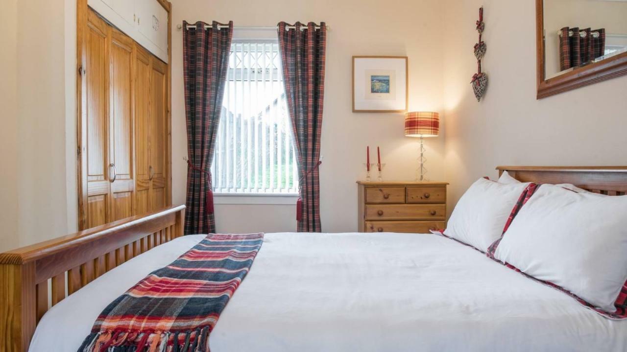 Pippin, Tranquil Scottish Cottage With Hot Tub Airdrie Exteriér fotografie